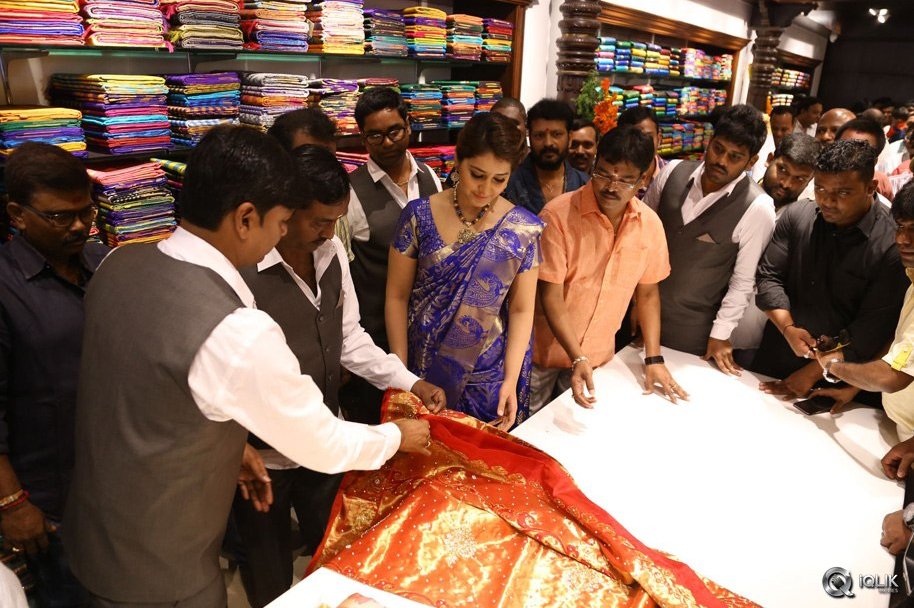 Raashi-Khanna-Launches-Kasam-Pullaiah-Cloth-Merchant-in-Warangal